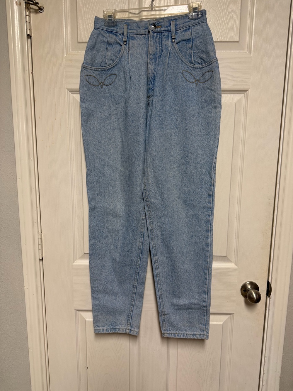 Woman’s high-rise Lee mom jeans from 1990’s size 10 med